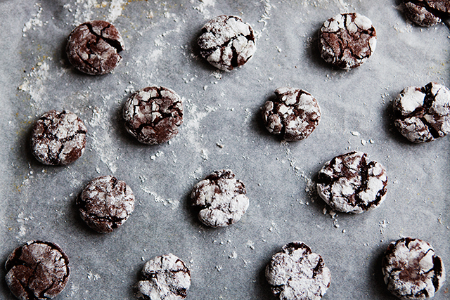 peppermint crinkle cookies, holiday recipe from Modern Wifestyle