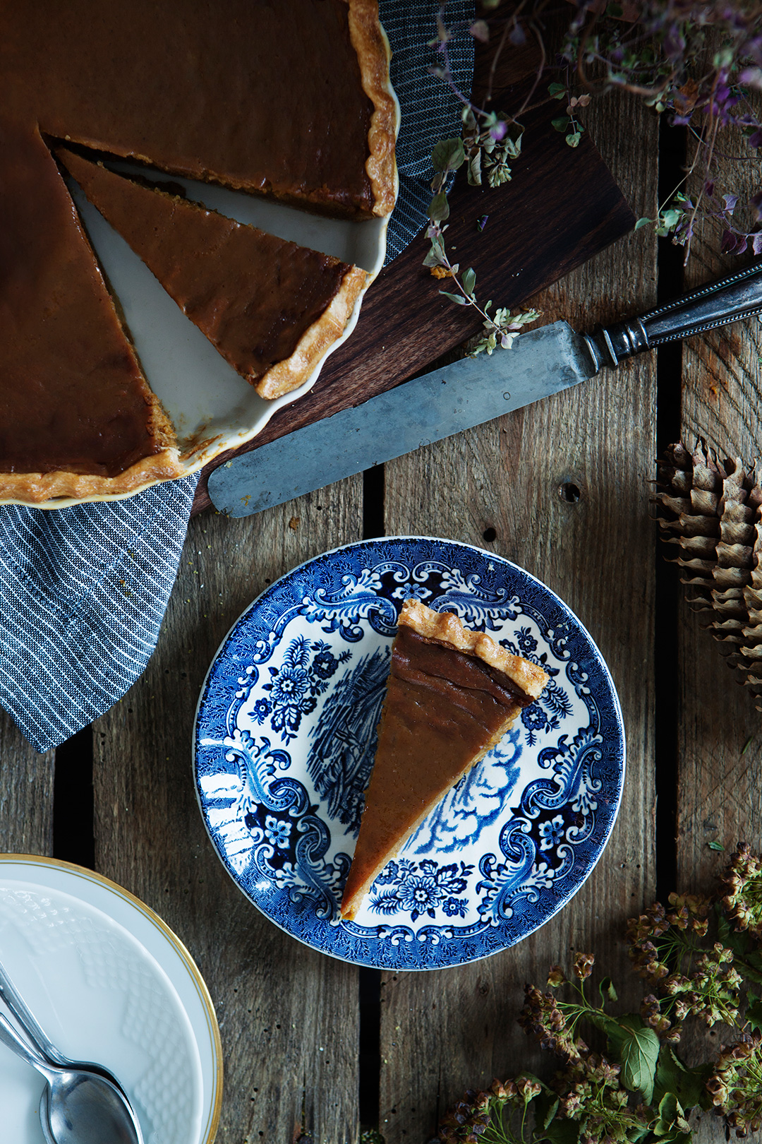 Classic Pumpkin Pie Recipe. #modernwifestyle #foodphotography